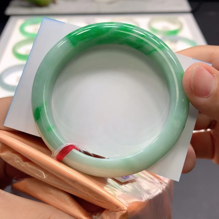 翡翠手镯未镶嵌翡翠