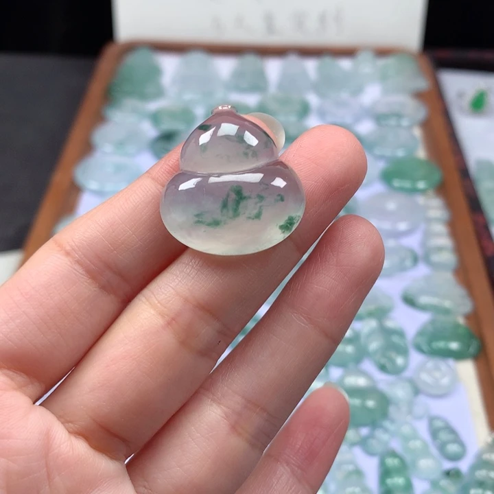 颈饰未镶嵌翡翠冰种飘花大葫芦