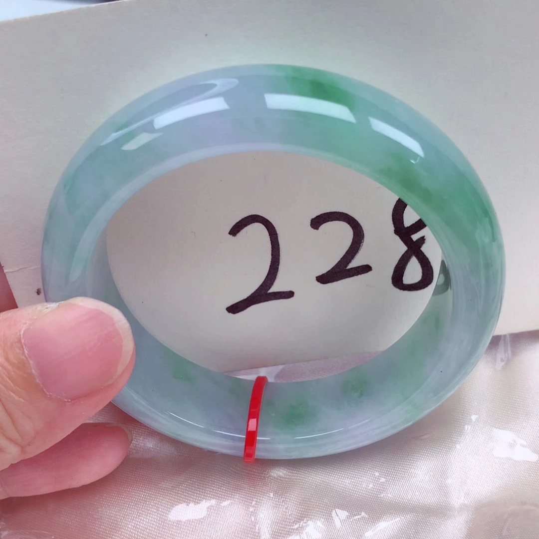 翡翠手镯未镶嵌翡翠