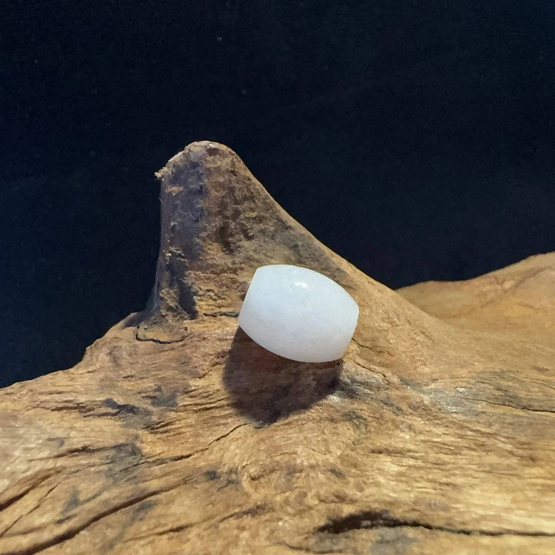 天然缅甸A货翡翠路路通（白底）