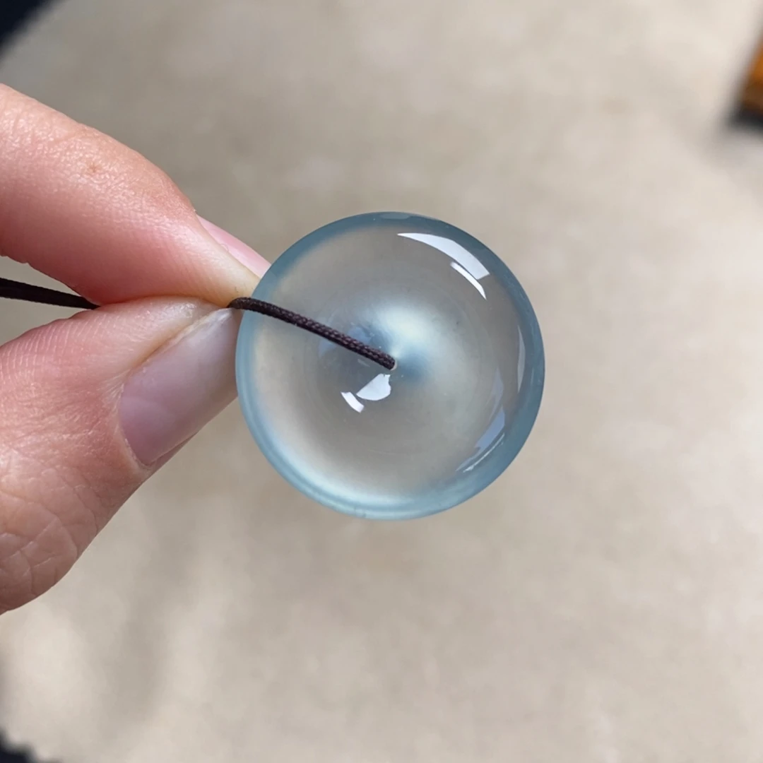 翡翠未镶嵌颈饰玻璃种淡晴冰透水润炸光起钢光平安扣