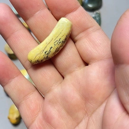 乖***女岫岩河磨玉（透闪石质玉）未镶嵌挂件
