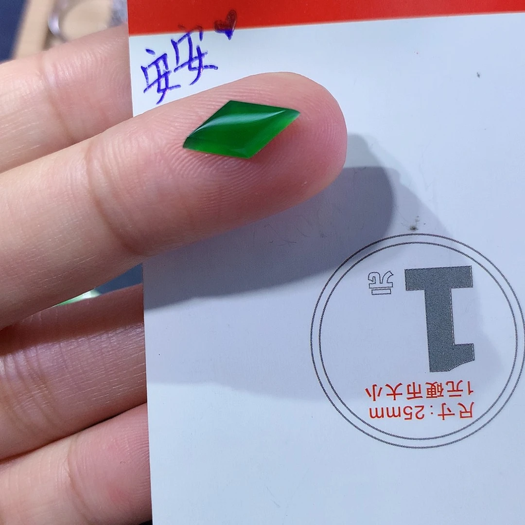 翡翠颈饰未镶嵌天然翡翠高冰切割