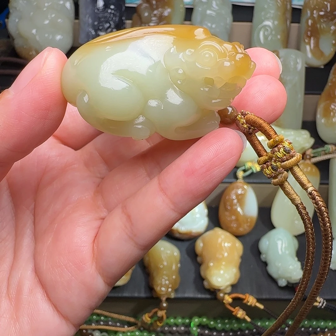 贝***拉颈饰未镶嵌和田玉