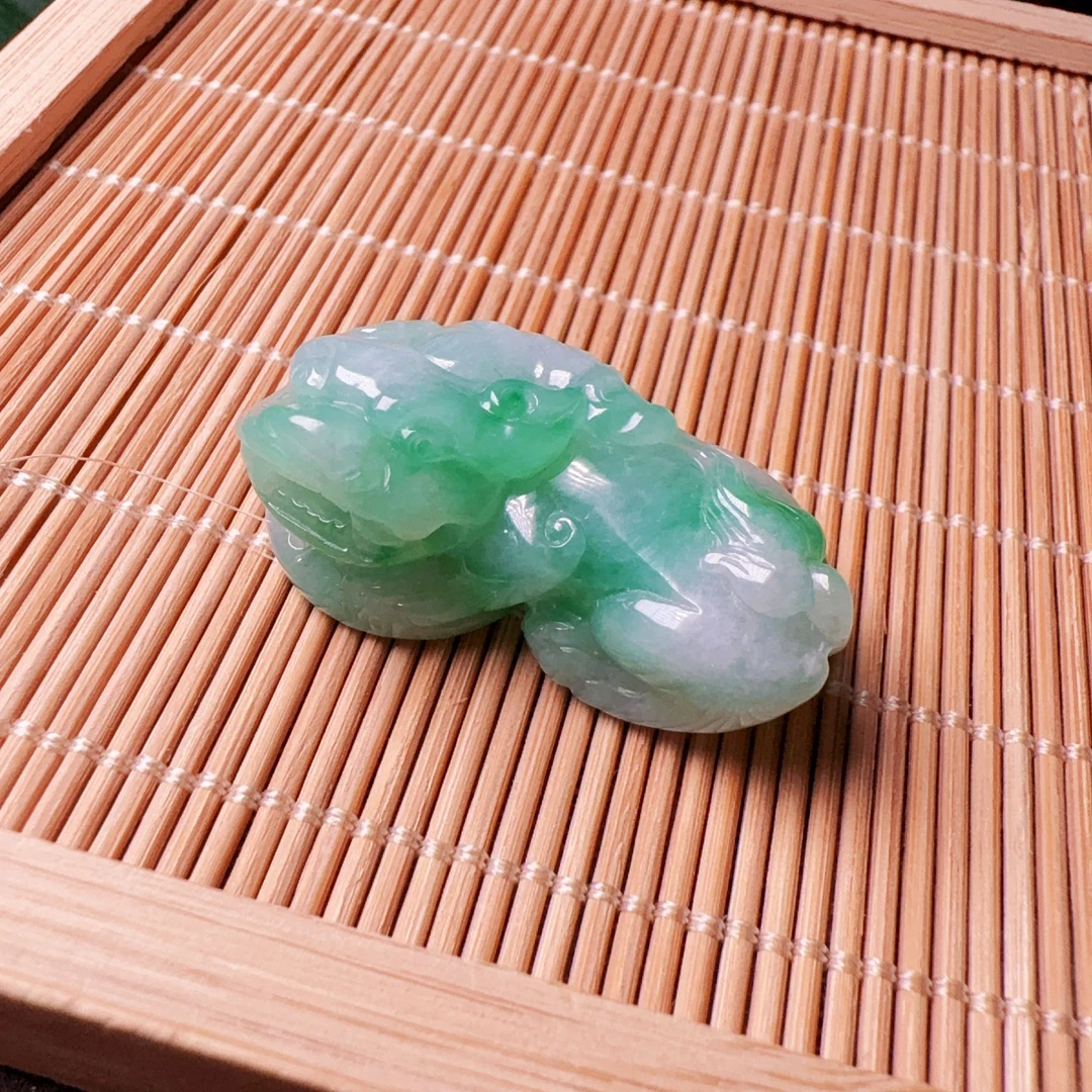 天然翡翠貔貅吊坠雕刻飘绿