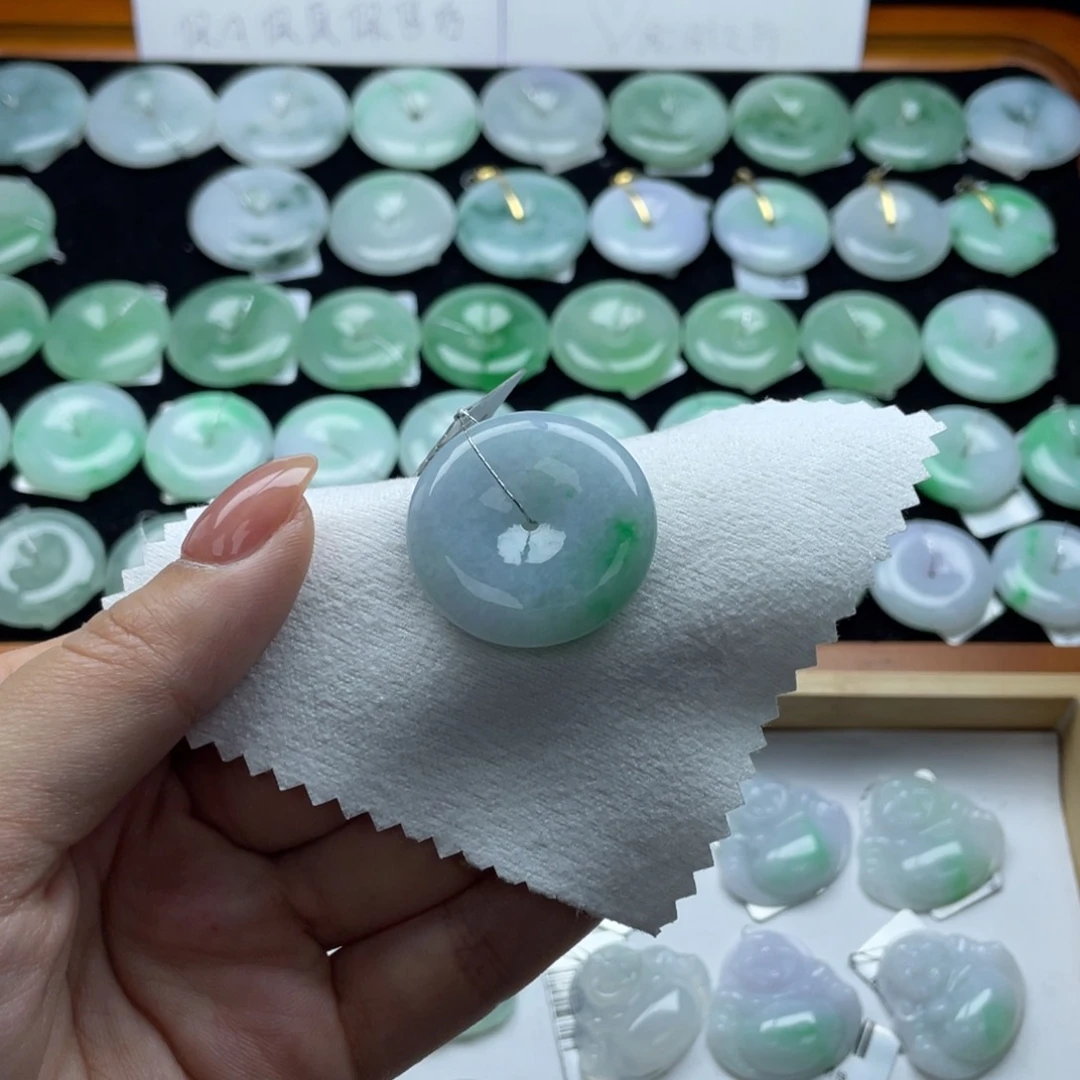 翡翠颈饰未镶嵌平安扣