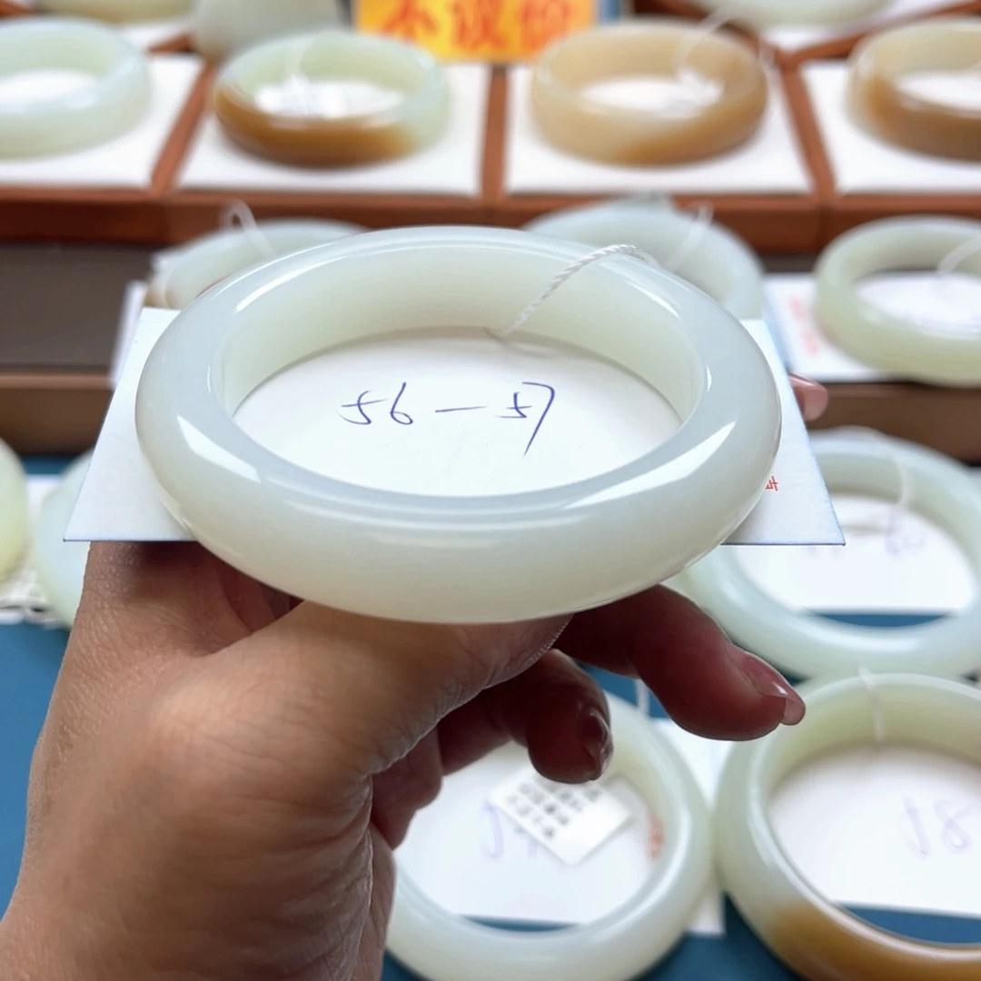 未镶嵌手镯和田玉月*