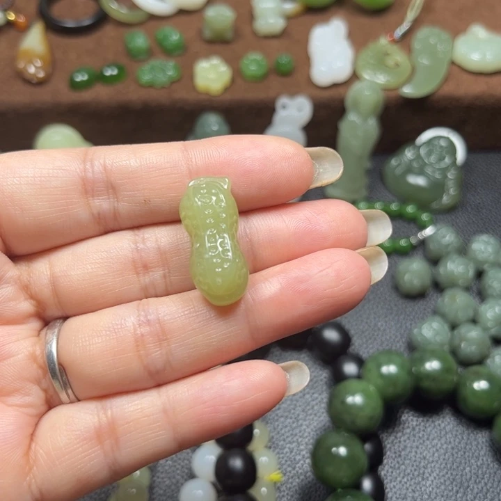 颈饰未镶嵌和田玉（白玉）