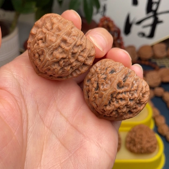 文玩核桃把件三角白37.5