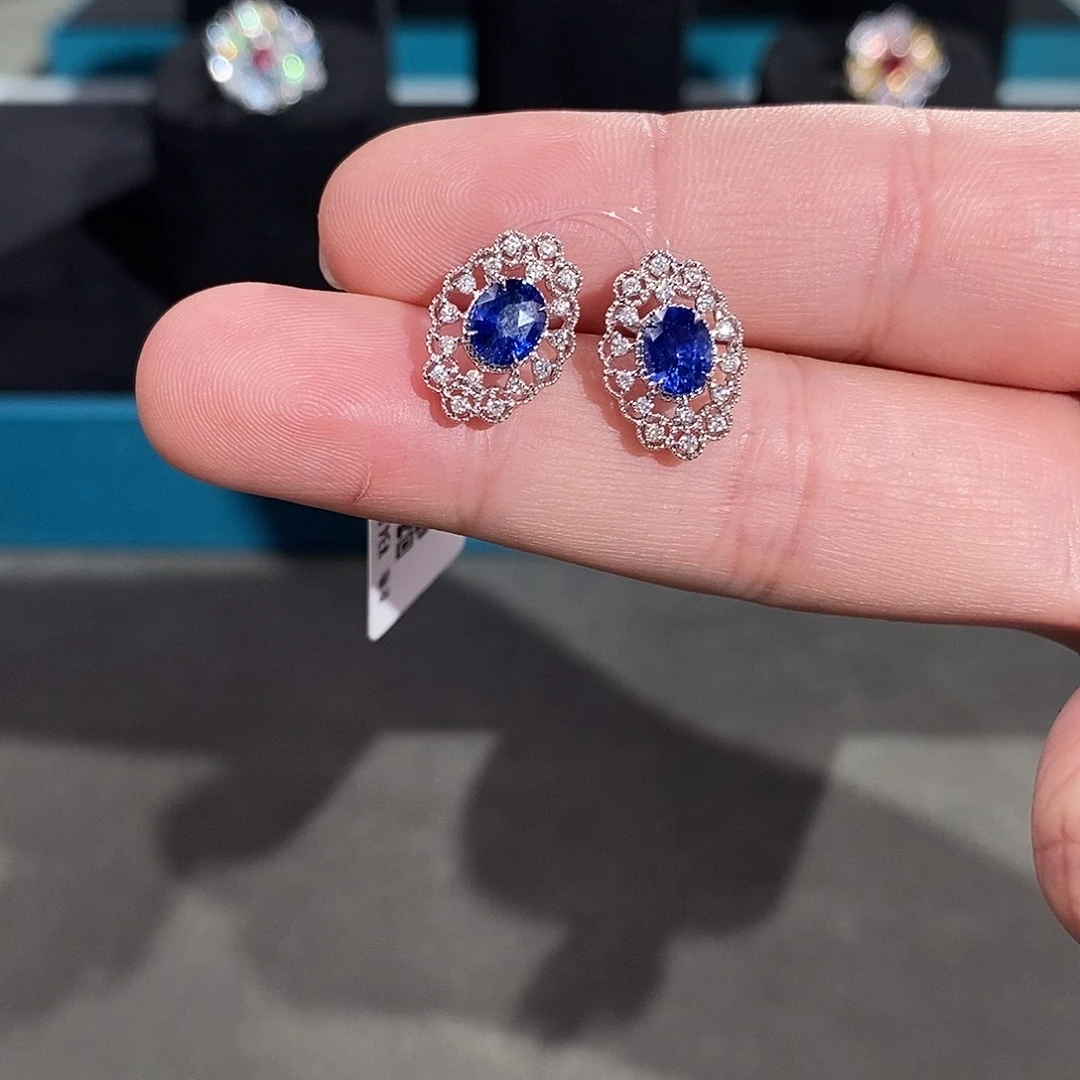 18K金镶嵌蓝宝石耳饰1.76ct