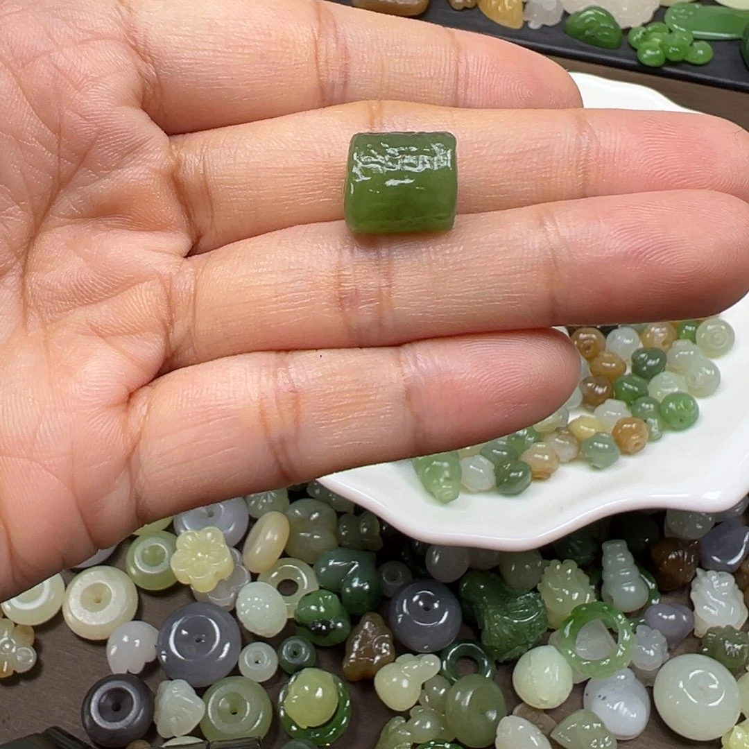 赖***赖和田玉未镶嵌颈饰