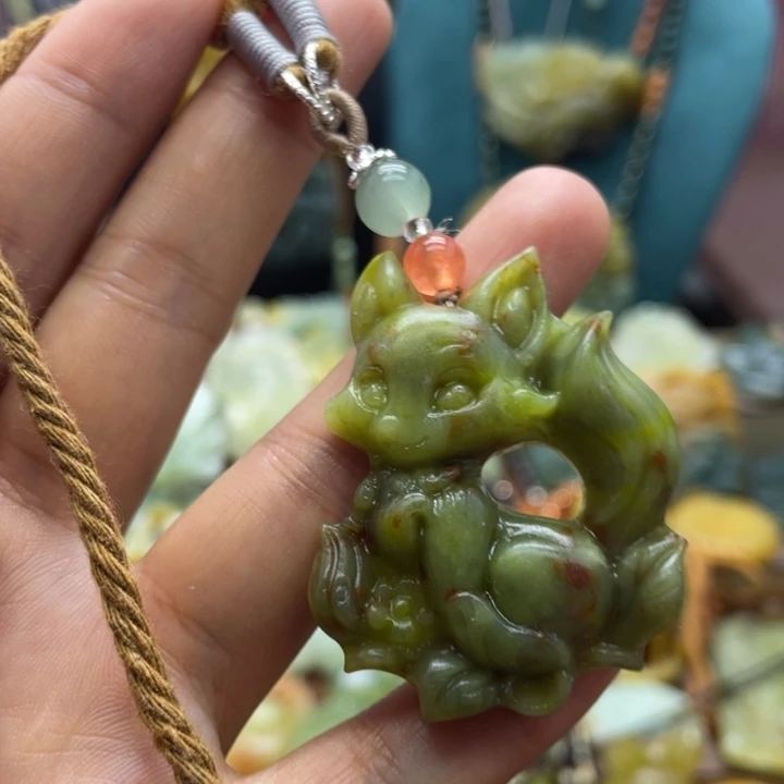蛇纹石玉未镶嵌颈饰