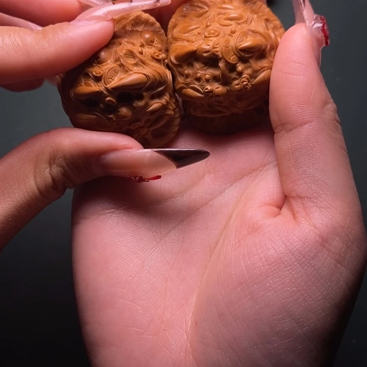 鯤***文玩核桃雕刻白狮子吞财