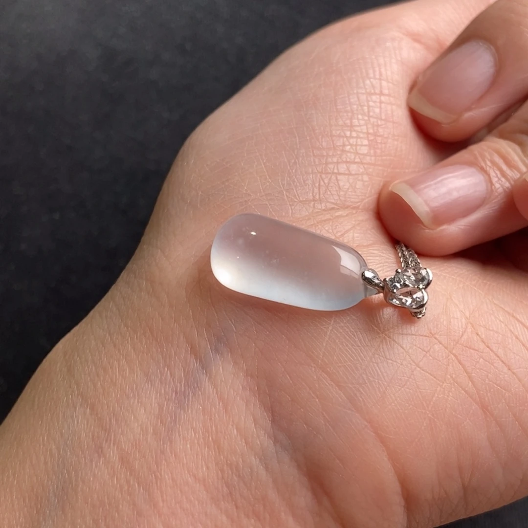 翡翠18K金镶嵌颈饰白冰翡翠福瓜吊坠