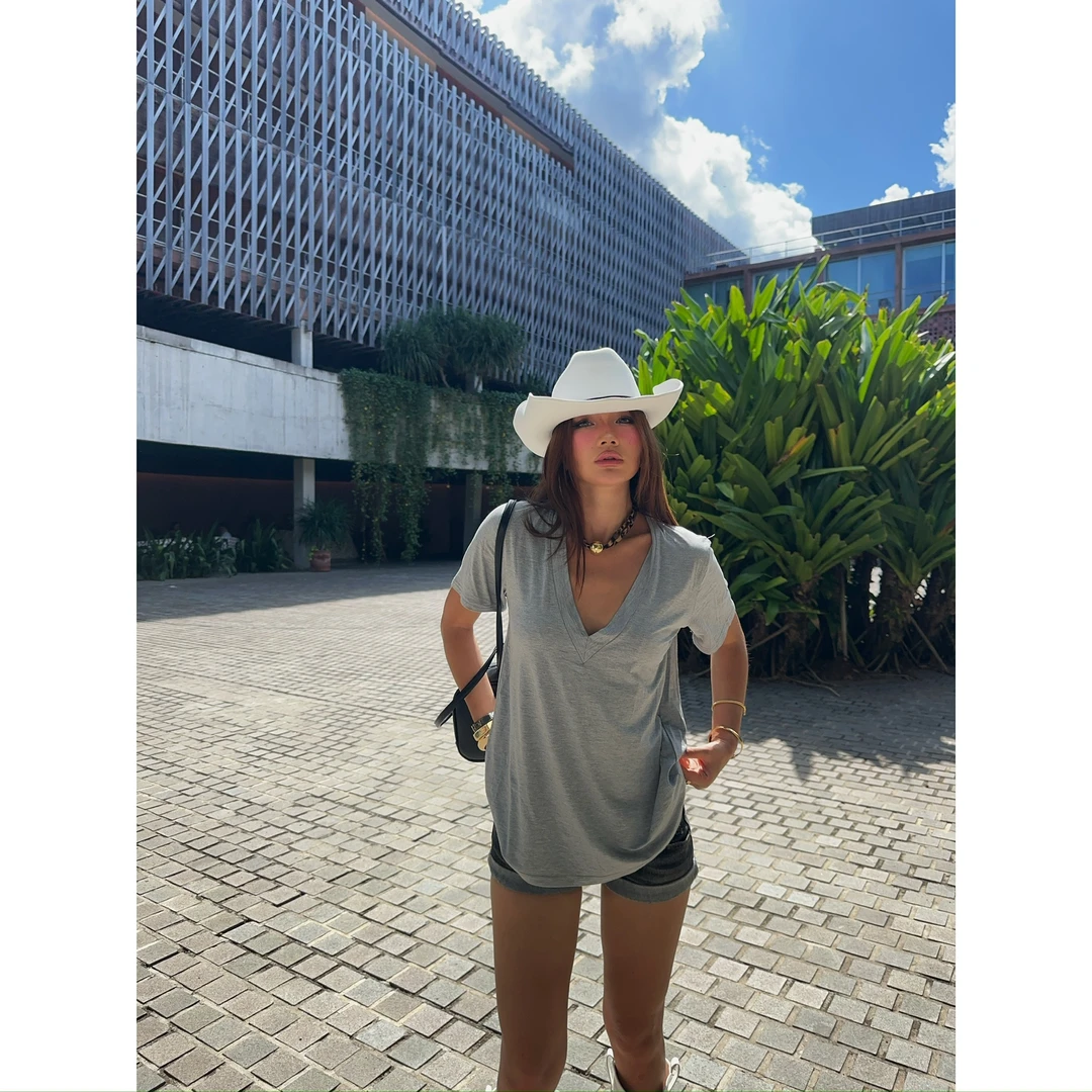 KKSHOP‘city walk’慵懒松弛感穿搭！宽松V领时尚T恤纯色短袖