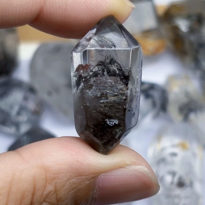 未镶嵌颈饰水晶茶****心隐山闪灵钻