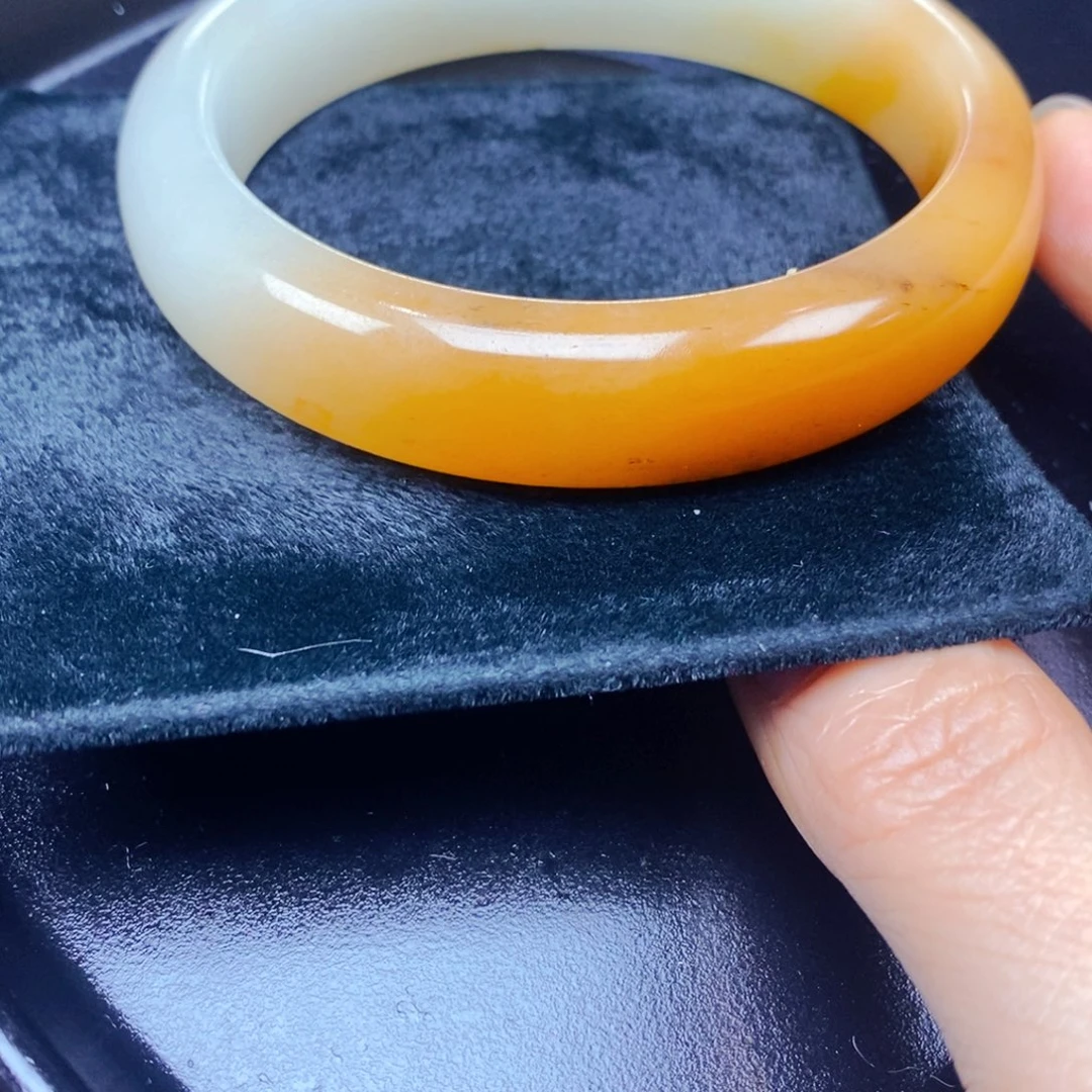 未镶嵌石英质玉（黄龙玉）颈饰