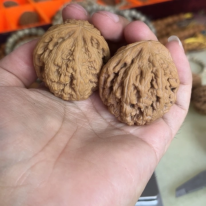 文玩核桃把件40左右微瑕粗筋