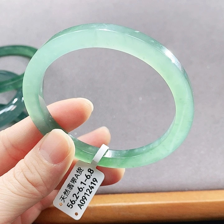 翡翠未镶嵌手镯（圆镯）
