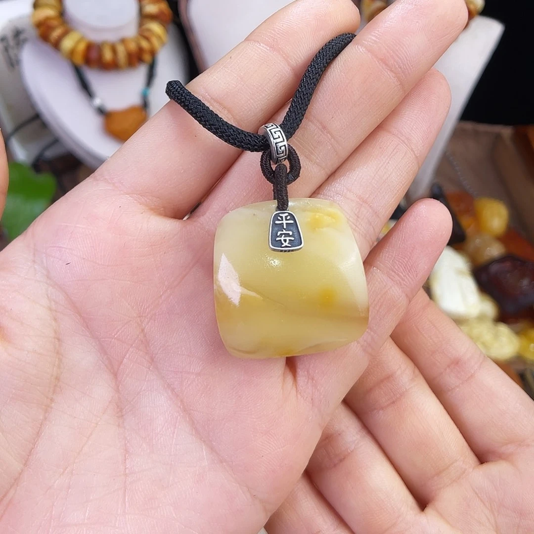 琥珀珠宝奇石未镶嵌。