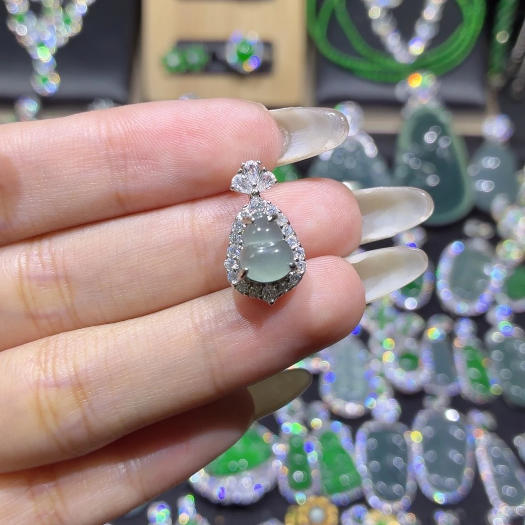 翡翠未镶嵌吊坠(赠链)