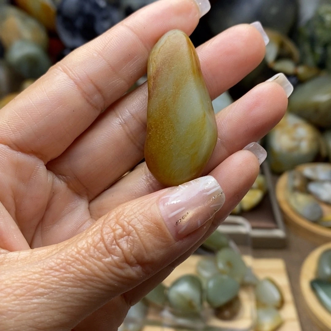 明***刀和田玉未镶嵌颈饰