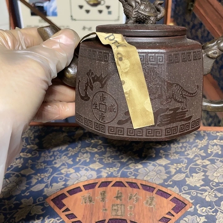 茶壶紫砂原矿泥料，纯手工制作的一把紫砂壶。