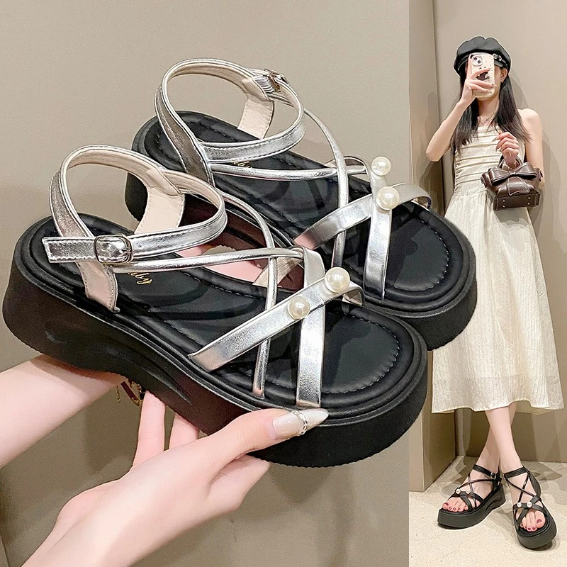 百搭夏季爆款2025新款时装凉鞋露趾鞋头松糕底一字式扣带休闲鞋