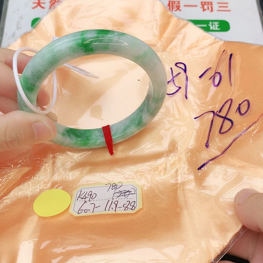 翡翠手镯未镶嵌翡翠