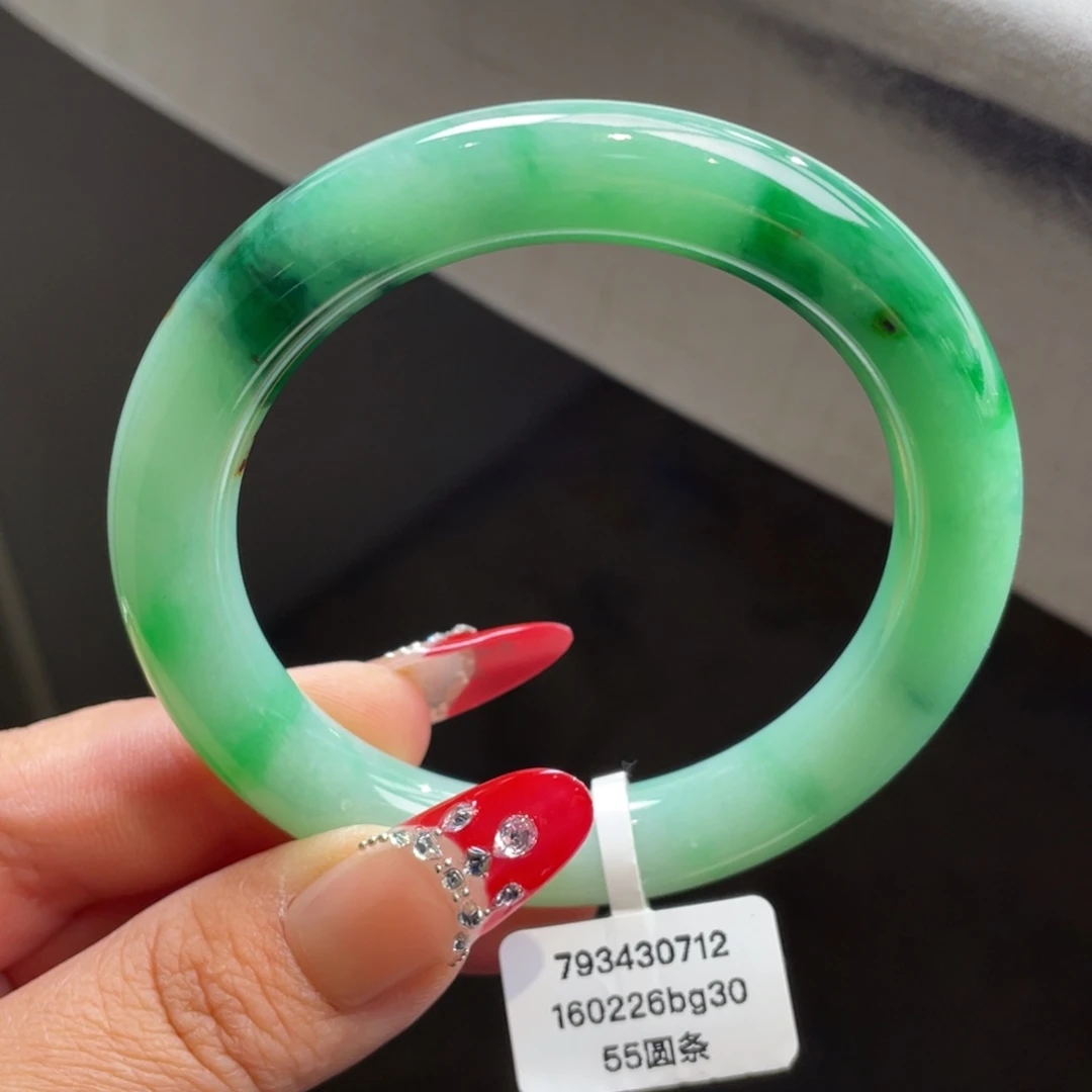 翡翠未镶嵌手镯特色绿飘花圆条手镯