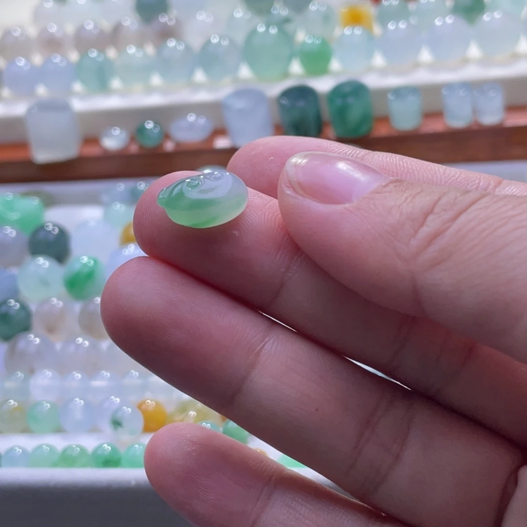 翡翠散珠冰绿如意头卡13/8.4/4.4