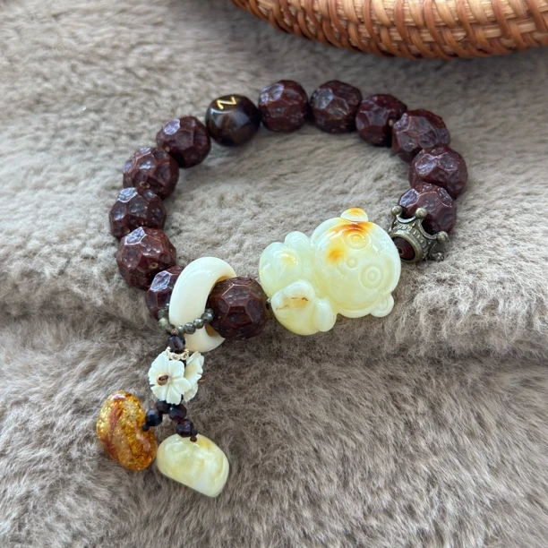 吉月蜜蜡白花小猴捞月吃桃子精美手串