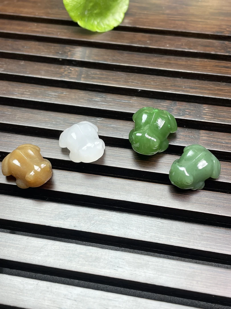 和田玉多宝小青蛙吊坠多样性拍一发一颜色随尺寸约18/14/10mm可爱