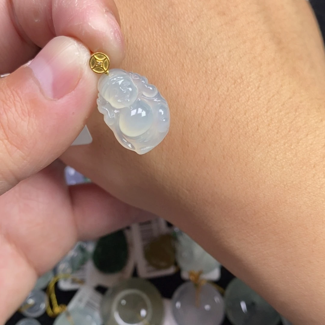 翡翠18K金镶嵌颈饰财神