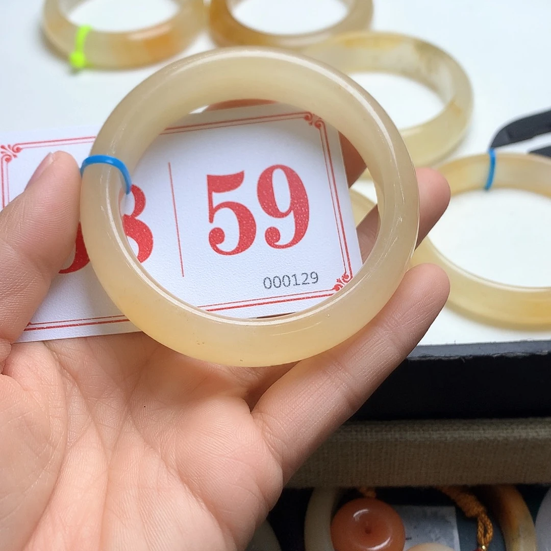 未镶嵌石英质玉（黄龙玉）手镯花**岸