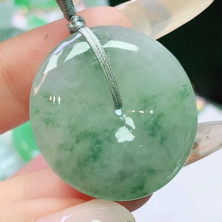 翡翠未镶嵌颈饰多样性发其一