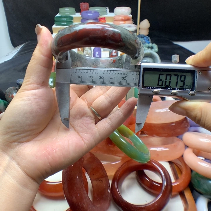 未镶嵌手镯石英质玉