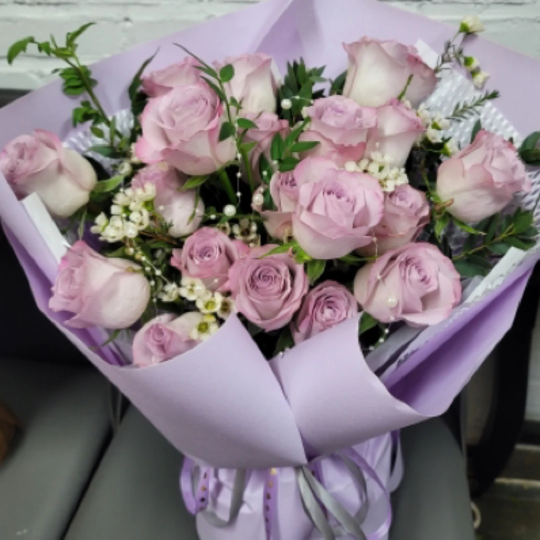 （紫色浪漫）21枝紫玫瑰搭配白色澳洲腊梅花束