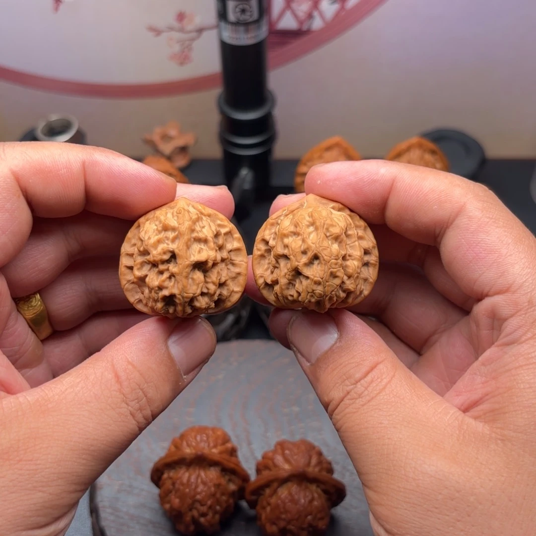 文玩核桃吊坠梨木台