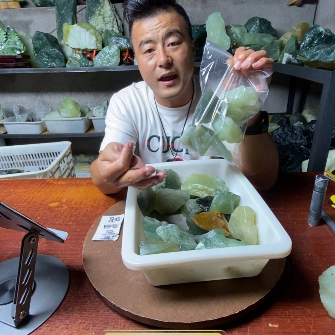 蛇纹石玉未镶嵌岫玉鱼缸石随机发