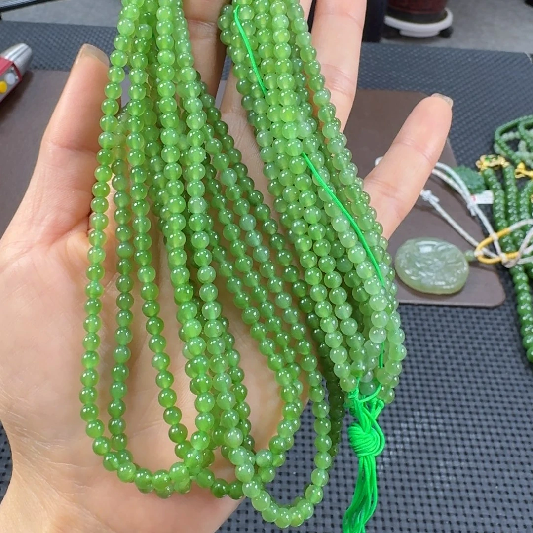 和田玉（碧玉）未镶嵌颈饰卡4发其一