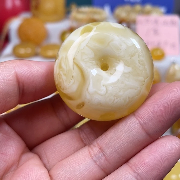 蜜蜡未镶嵌颈饰白花平安扣