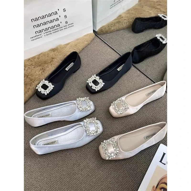 2025新款法式绸缎面方头平底单鞋女复古仙女鞋水钻扣气质软底瓢鞋