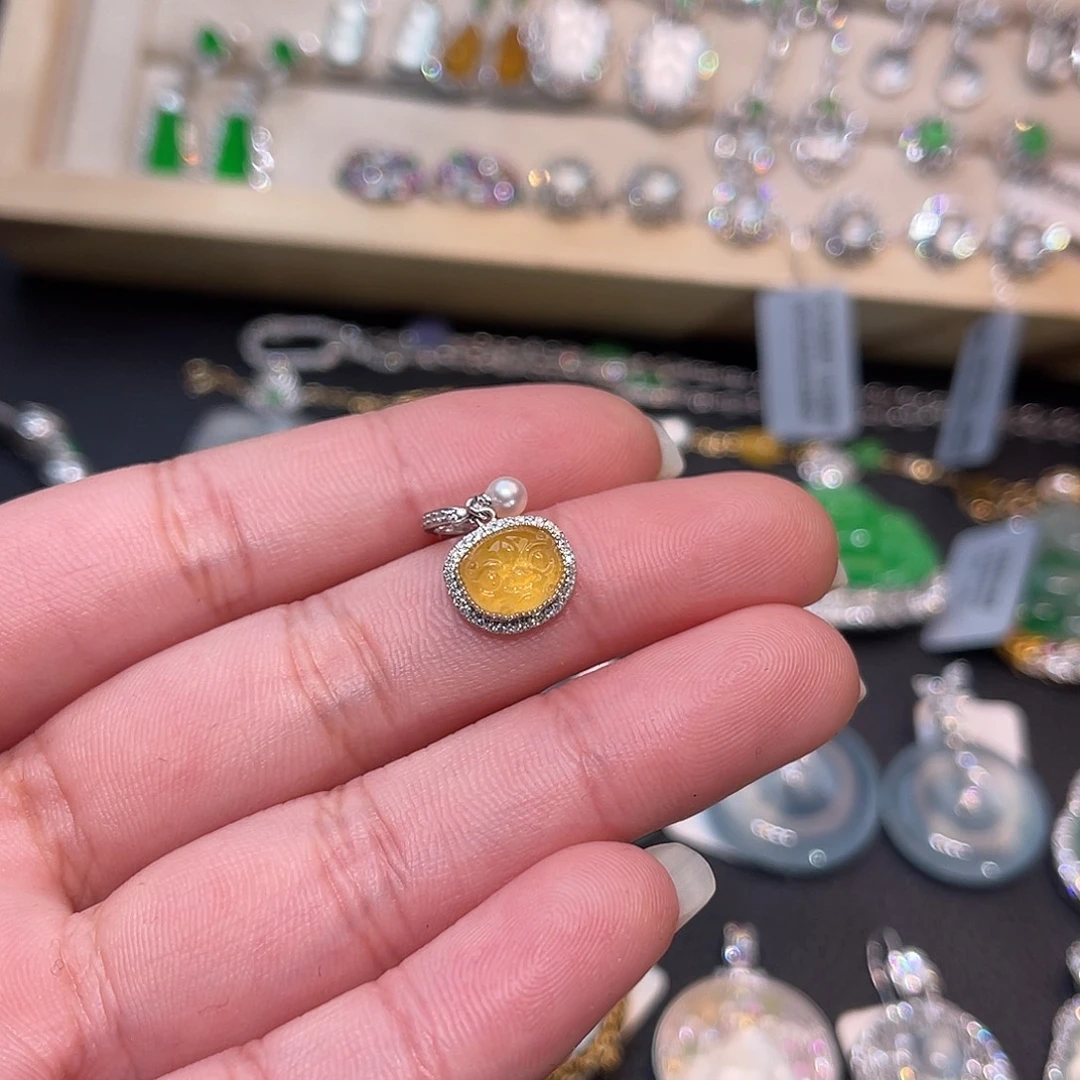 翡翠18K金镶嵌颈饰醒狮