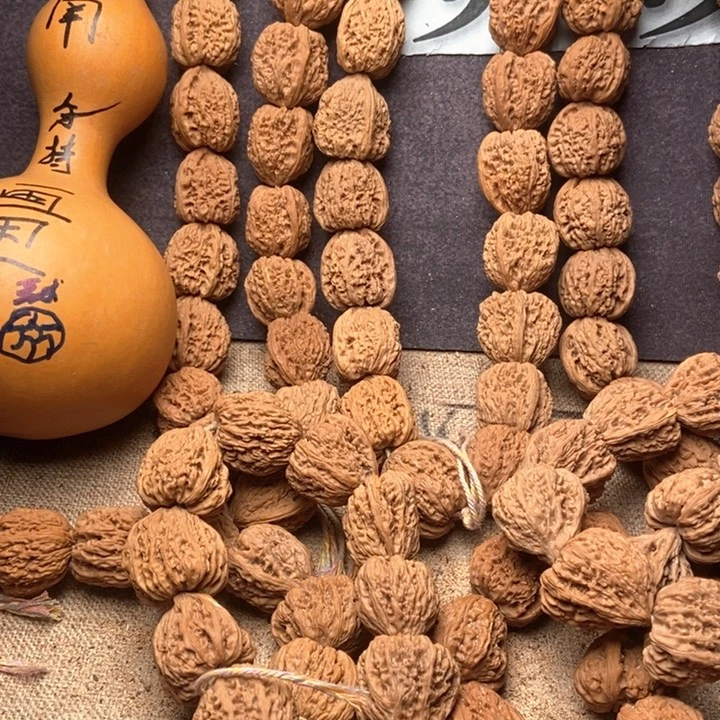 杏***”文玩核桃吊坠南疆