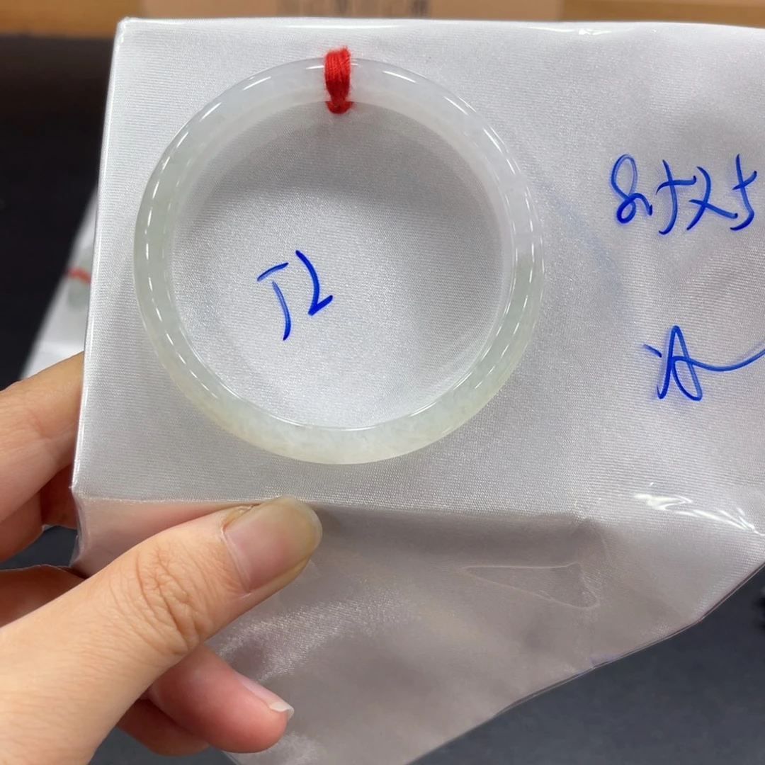 翡翠手镯未镶嵌翡翠