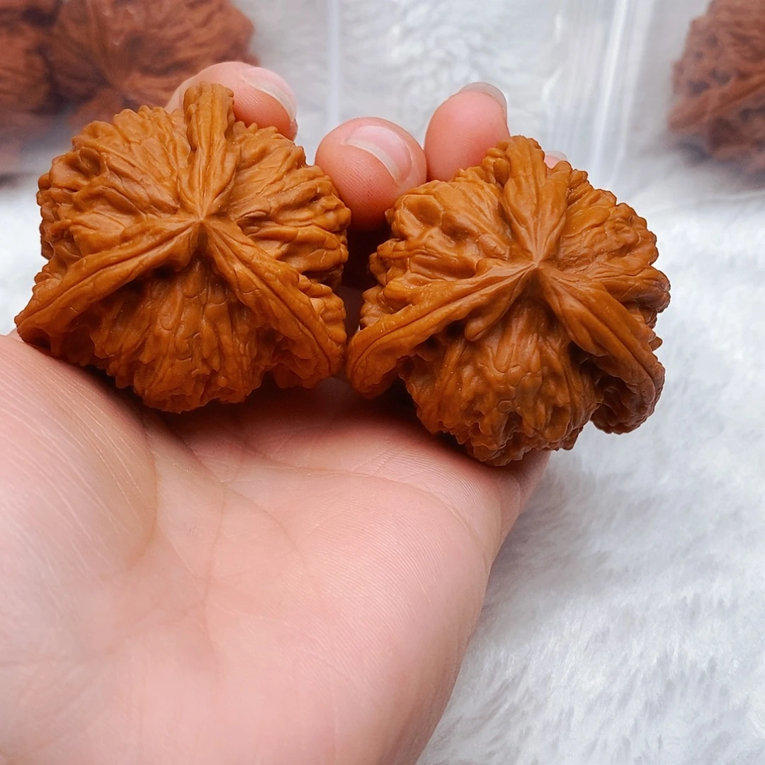 ，***区文玩核桃吊坠三棱