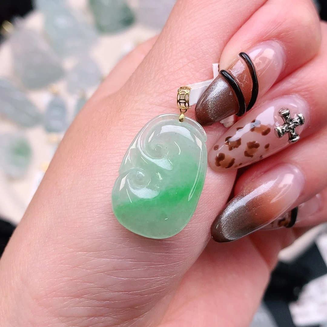 翡翠颈饰18K金镶嵌飘绿如意28、23、15.2、3.7