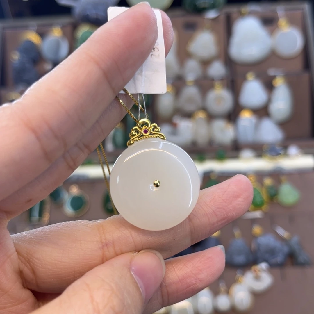 和田玉吊坠18K金镶嵌