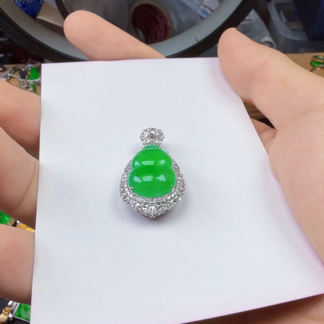 霸***王翡翠18K金镶嵌颈饰一件